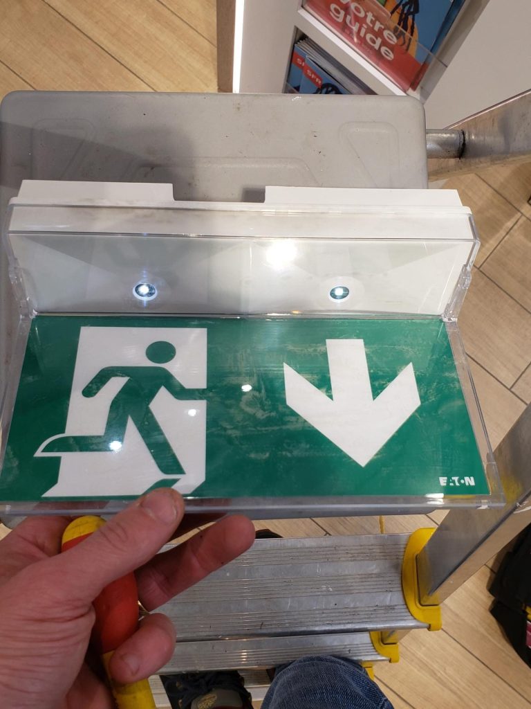 Dépannage sur BAES (bloc autonome d'éclairage de sécurité) suite à un contrôle de l'APAVE