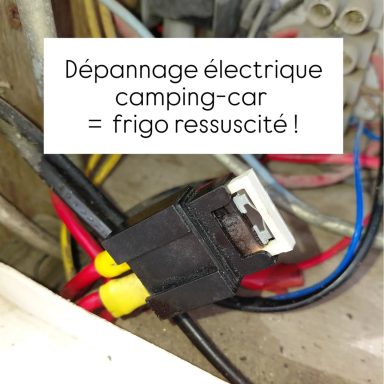 Câblage électrique avec un connecteur, message sur dépannage de frigo de camping-car.